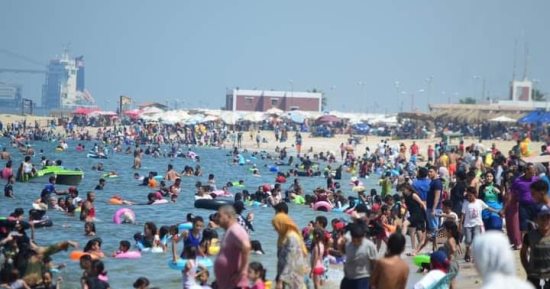 شواطئ بورسعيد وبورفؤاد كاملة العدد وجبال الملح تستقبل الزائرين.. صور