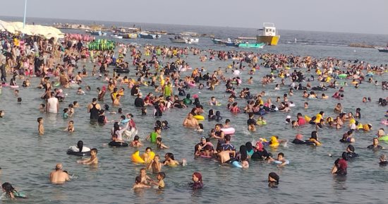 إقبال كبير على شواطئ الإسكندرية تزامنا مع الموجة الحارة