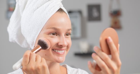 4 أخطاء مكياج تسبب أضرار كبيرة لبشرتك.. تجنبها سهل 