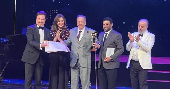 مظاهرة حب للدكتور سامى عبد الحليم أثناء تكريمه بالمهرجان القومى للمسرح