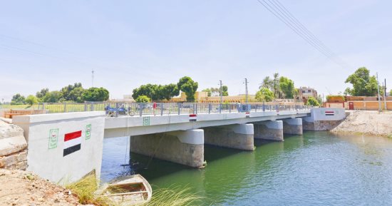 محافظ الأقصر يكشف تفاصيل المشروعات القومية.. كورنيش جديد بالبر الغربى يخدم الأهالى السائحين.. مشروع تغطية ترعة رمسيس فى طريق معبد هابو.. وقرى إسنا وأرمنت تحصل على دعم بالملايين لمشروعات إسكان وأسواق جديدة.. صور