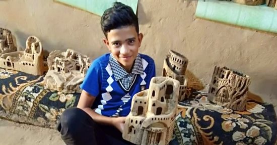 إبداع بالوراثة.. الأب وابنه موهبتان بالفطرة والتعلم الذاتى بالوادى الجديد.. احترفا النحت على جذوع النخيل المتهالكة.. ساهما في فوز قريتهما بجائزة التميز الحكومى.. وأسسا متحفا للتراث لعرض إنتاجهما الفنى.. صور