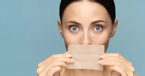 لو عندك ديت مهم.. حيل سهلة لمنع بقع أحمر الشفاه على الأكواب والملابس