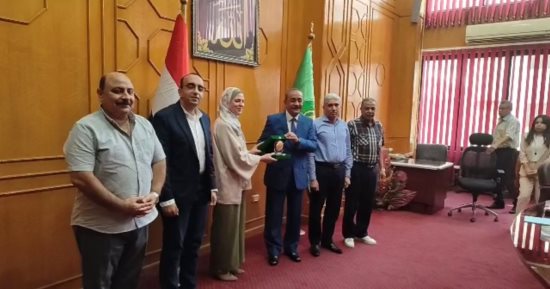 محافظ الإسماعيلية يكرم وكيل التضامن السابق على جهدها خلال فترة عملها بالمحافظة