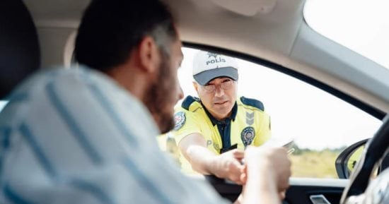 عاطل روسى يرتدى زيا شرطيا ويعمل مع رجال المرور لمدة شهرين