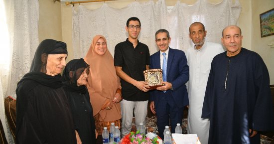 محافظ الغربية يزور أوائل الثانوية الأزهرية للتهنئة فى منازلهم