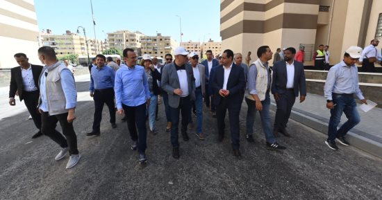 وزير الإسكان يتفقد وحدات "سكن كل المصريين" وتطوير محاور الطرق بمدينة حدائق أكتوبر