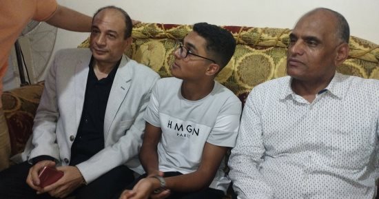 وكيل تعليم المنيا يزور الطالب كيرلس يعقوب الرابع على الثانوية العامة بمنزله لتقديم التهنئة