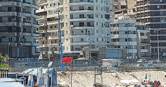 احذروا ارتفاع الأمواج.. رفع الرايات الحمراء والصفراء على شواطئ الإسكندرية 