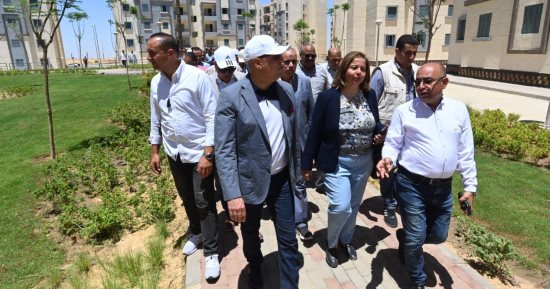 وزير الإسكان يوجه بتوفير أماكن جلوس مظللة فى المناطق المفتوحة بسكن كل المصريين