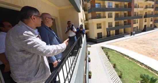 وزير الإسكان يتفقد وحدات المبادرة الرئاسية "سكن كل المصريين"