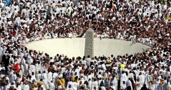 الحجاج يتوافدون اليوم على منشأة الجمرات لرمى الجمرات الثلاث فى أول أيام التشريق.. والمتعجلون يغادرون غدًا بعد طواف الوداع.. خدمات واسعة لضيوف الرحمن فى يوم "القر".. والصحة السعودية: الحالة الصحية للحجاج مستقرة