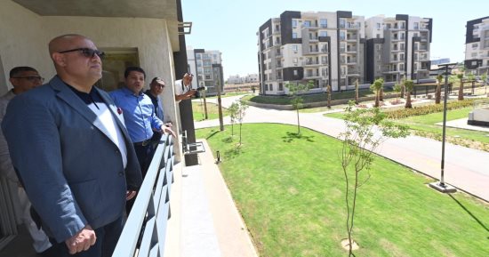 وزير الإسكان يتفقد الوحدات السكنية بمشروع "جنة" بمدينة الشيخ زايد