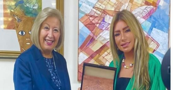 وزيرة الثقافة الأردنية تكرم الإعلامية شافكى المنيرى 