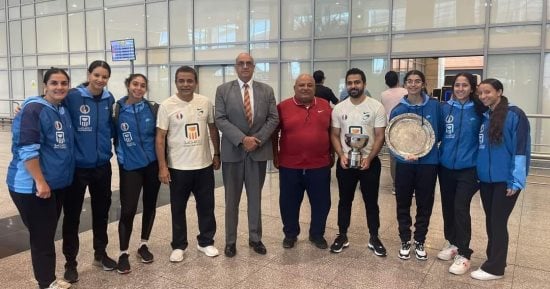 بعثة ناشئات الاسكواش تصل القاهرة بعد التتويج ببطولة العالم.. صور