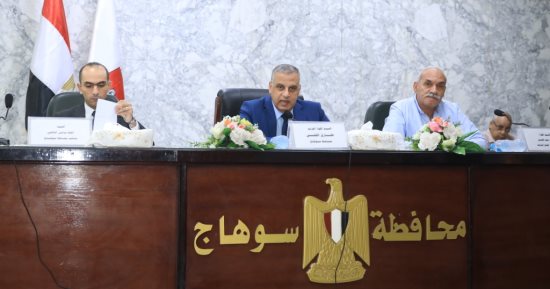 محافظ سوهاج يتابع قرارات ترشيد استهلاك الكهرباء ويشدد على الالتزام بالمواعيد