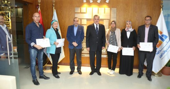 محافظ كفر الشيخ يكرم أوائل دورات وزارة التنمية المحلية ومدربي نقل المعرفة.. صور
