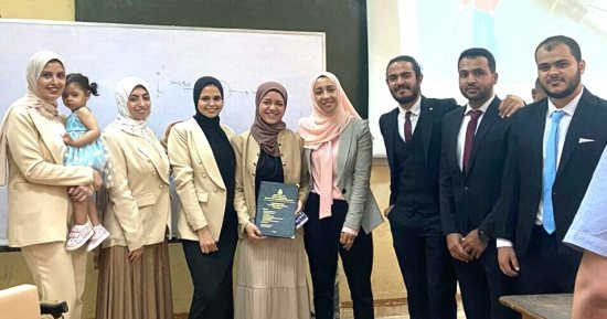 طلاب هندسة الزقازيق يبتكرون عصا ذكية للمكفوفين تساعدهم على السير دون خوف.. صور