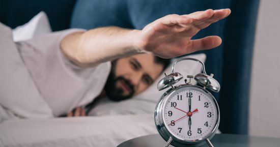 كيف كان الناس يستيقظون في الوقت المحدد قبل اختراع المنبهات؟