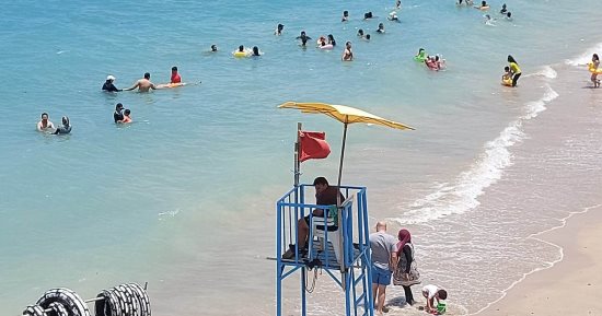 استمرار رفع الراية الحمراء على شواطئ غرب الإسكندرية.. اعرف التفاصيل