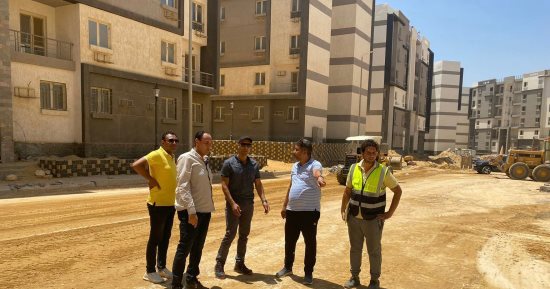 رئيس "القاهرة الجديدة" يتفقد مشروعات الطرق والأعمال الجارية بمشروعى جنة وسكن مصر