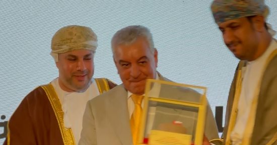 زاهى حواس يحصل على جائزة الريادة فى الآثار بالمنتدى العربى للسياحة والتراث