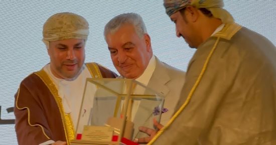 زاهى حواس يحصل على جائزة الريادة من المنتدى العربى للسياحة والتراث