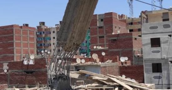 محافظة القاهرة تزيل عقارًا مخالفًا فى المرج.. صور
