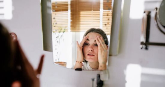 وصفات طبيعية للحصول على بشرة موحدة اللون وخالية من العيوب
