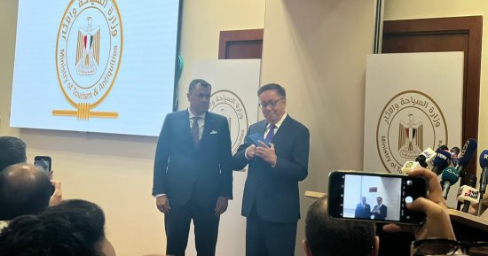  كازاخستان تمنح وزير السياحة والآثار المصرى وسام "صداقة" 
