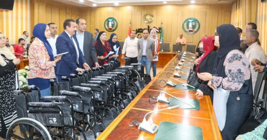 محافظ المنوفية يسلم مساعدات مالية وغذائية وكراسى متحركة للأسر الأولى بالرعاية