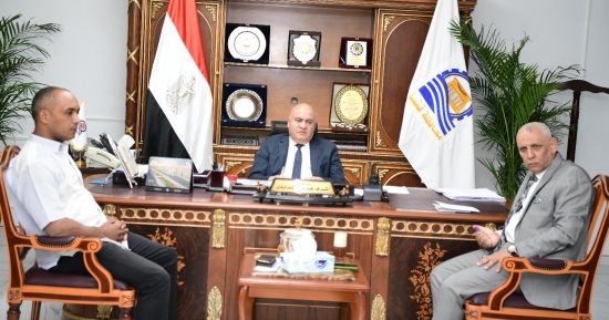 محافظ قنا يوجه بسرعة إصلاح كسر خط مياه يروى أرضا زراعية بقفط
