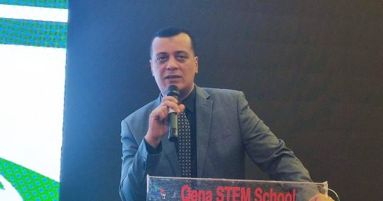 الأول حاصل على 98%.. وكيل تعليم قنا يهنئ أوائل الثانوية العامة