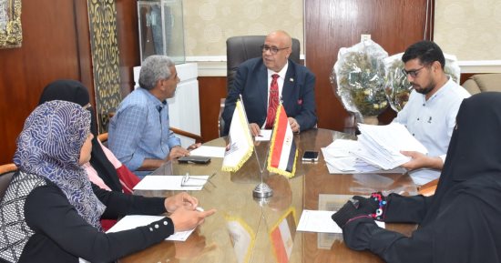 رئيس جامعة الأقصر يبحث مع أعضاء "صندوق العلاج" طلبات هيئة التدريس والعاملين