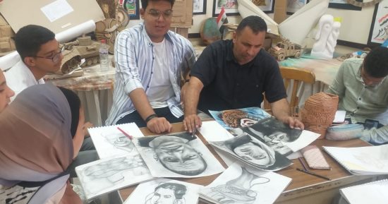 مجدى يعقوب ومحمد صلاح أبرز أعماله.. شاب بكفر الشيخ يبدع فى رسم البورتريه.. صور