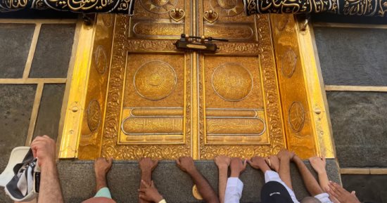 الكعبة من الداخل.. رئاسة شؤون الحرمين توضح طريقة غسل بيت الله الحرام.. فيديو