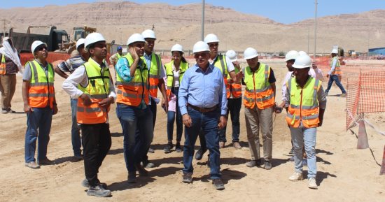 وفد من الوكالة الأمريكية للتنمية الدولية يتفقد مشروع محطة مياه الهنادى بالأقصر.. صور