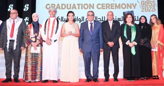 جامعة مصر للعلوم والتكنولوجيا تقيم حفلا كبيرا لتخريج دفعة جديدة من كلية طب الأسنان.. صور