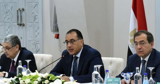رئيس الوزراء يترأس مائدة مستديرة حول صناعة الهيدروجين الأخضر بحضور ممثلى شركات عالمية.. مدبولى: مصر اتخذت إجراءات مهمة جعلتها تحتل مكانة تنافسية في قطاع الهيدروجين الأخضر.. ونمتلك البنية التحتية اللازمة لإنتاجه
