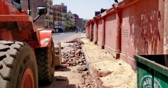 تركيب بلاط إنترلوك وبلدورات جديدة لرفع كفاءة شوارع الأقصر أمام السياح والأهالى.. صور