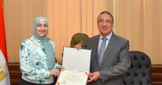 محافظ الإسكندرية يكرم صاحبة المركز الثالث بالثانوية العامة على مستوى الجمهورية