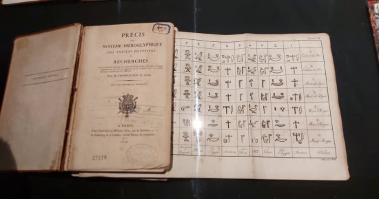 استغرق 22 عامًا ويضم 18 مخطوطة.. أول قاموس للغة الهيروغليفية محفوظ بمكتبة الإسكندرية
