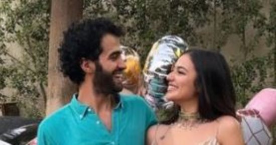 ثراء جبيل تحتفل بخطوبتها على الفنان الشاب مختار الدينارى في الشارع.. صور