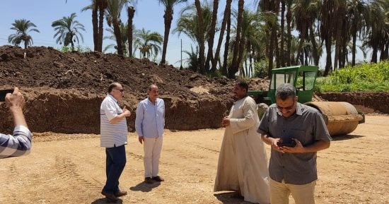 محافظ أسيوط يتفقد أعمال إنشاء مشروعات "حياة كريمة" فى قرية كوم أبوشيل