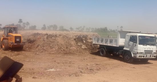 حملة مكبرة لرفع المخلفات الصلبة وتراكمات القمامة بطريق الفتح - أسيوط الجديدة