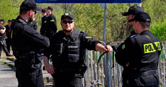 إصابة ضابط بحرس الحدود البولندية إثر اعتداء مهاجرين غير شرعيين