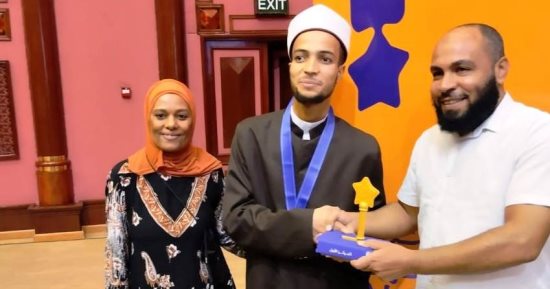 محافظ أسوان يهنئ صاحب المركز الأول على الجمهورية بمشروع "تحدى القراءة العربى"