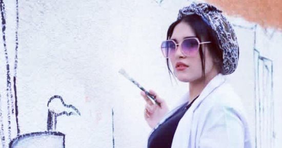 "مريم الدعدر" فنانة شاملة تجيد رسم اللوحات والجداريات والتشكيل بالطين.. شاركت فى العديد من المعارض ونالت الكثير من الجوائز.. أسست مكتبا للتصميم والديكور.. وجدران المصالح الحكومية تنطق بفنها.. صور 