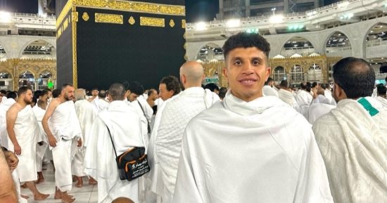 محمد عبد الغنى يؤدى مناسك العمرة قبل عودة بعثة الزمالك إلى القاهرة