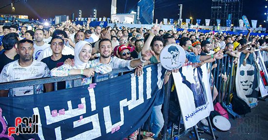 الجمهور يستعد لاستقبال الكينج محمد منير فى حفل مهرجان العلمين